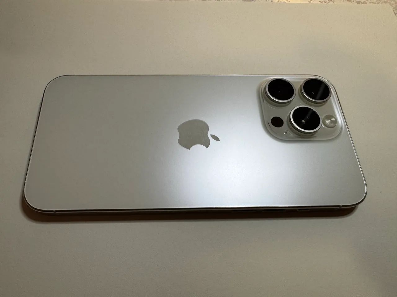 iPhone 15 Pro Max sem detalhes