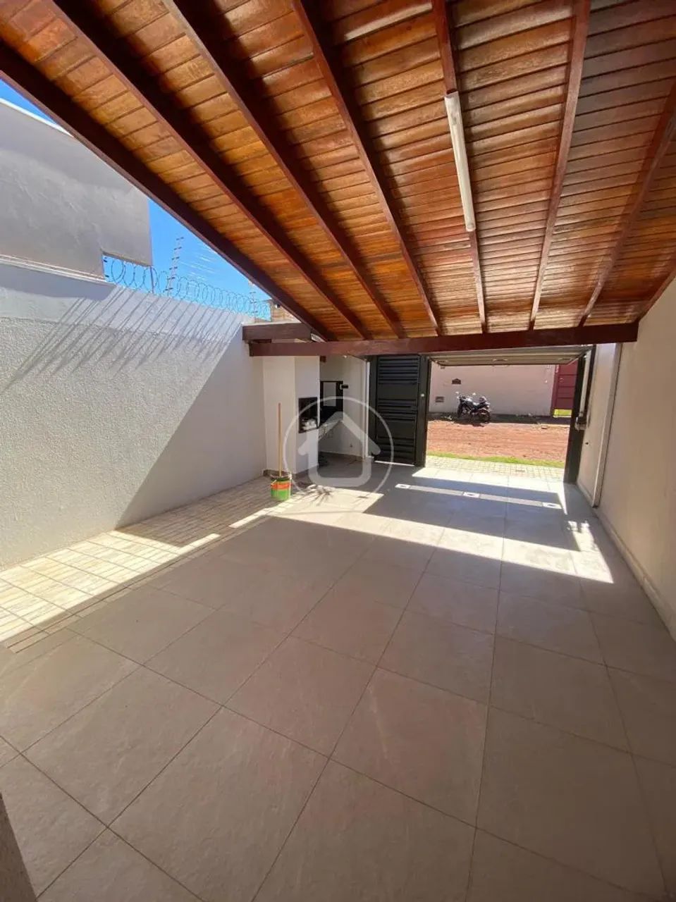 EXCELENTE CASA REFORMADA COM SUITE - Foto 4