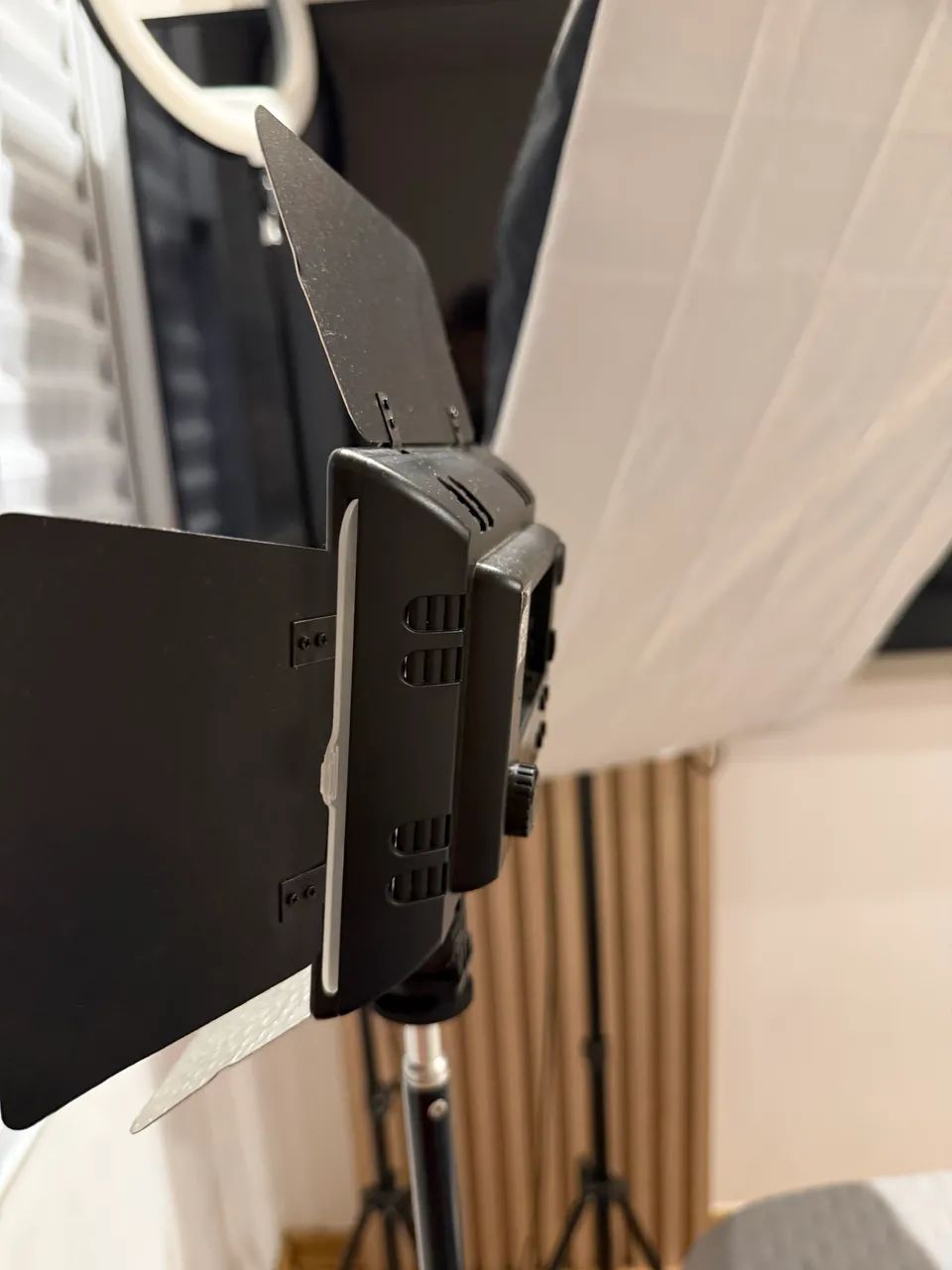 Kit Iluminação Yongnuo YN300 III (2 LEDs + Baterias + Fontes + Tripés) - Foto 5