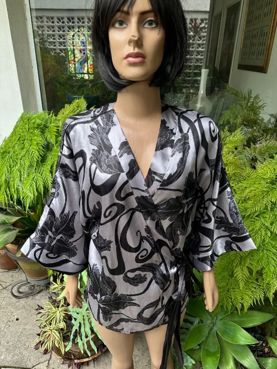 Blusa acetinada cinza e preta com faixa para amarrar - Foto 2