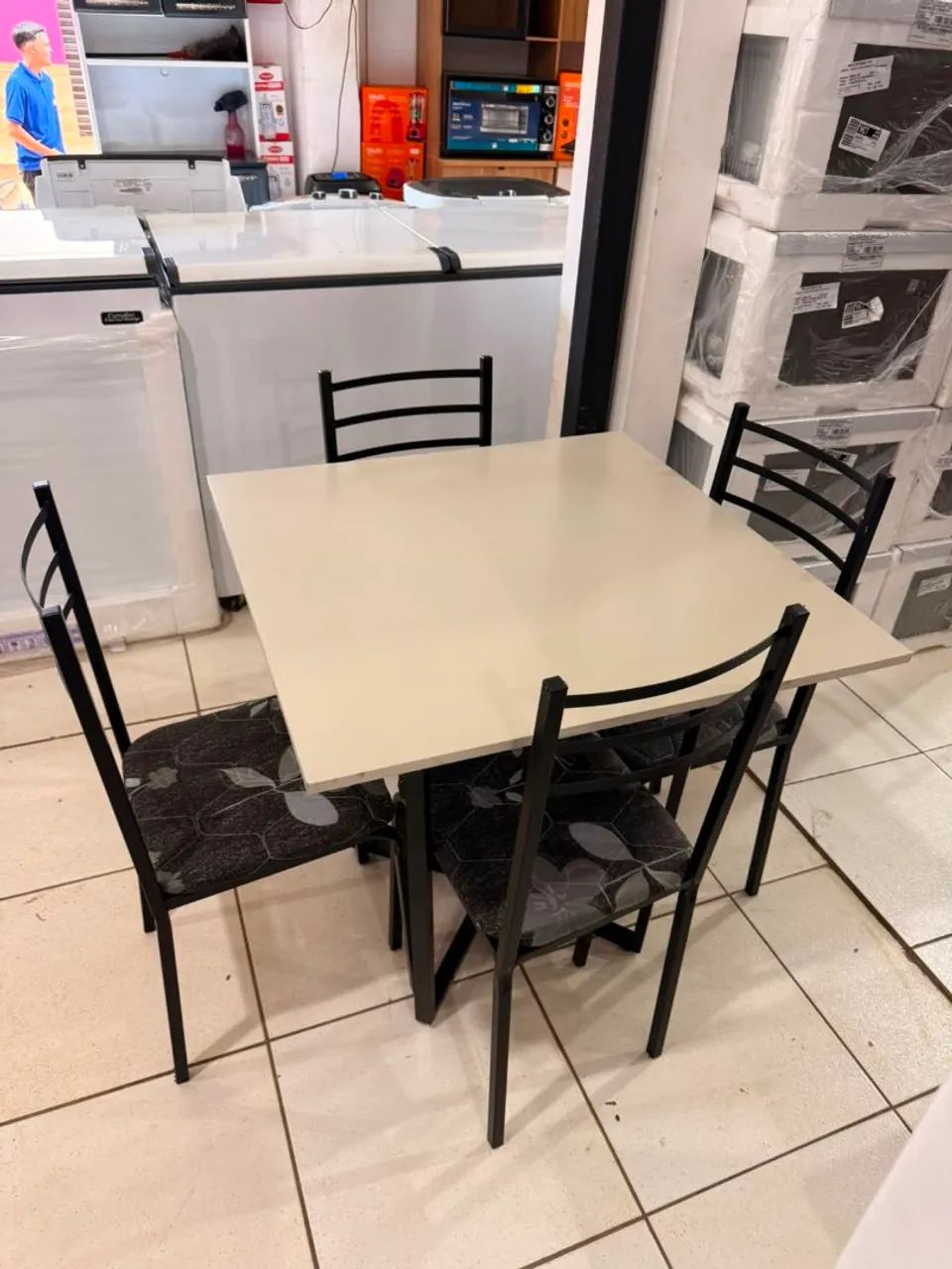 Mesa com 4 cadeiras R$799,00