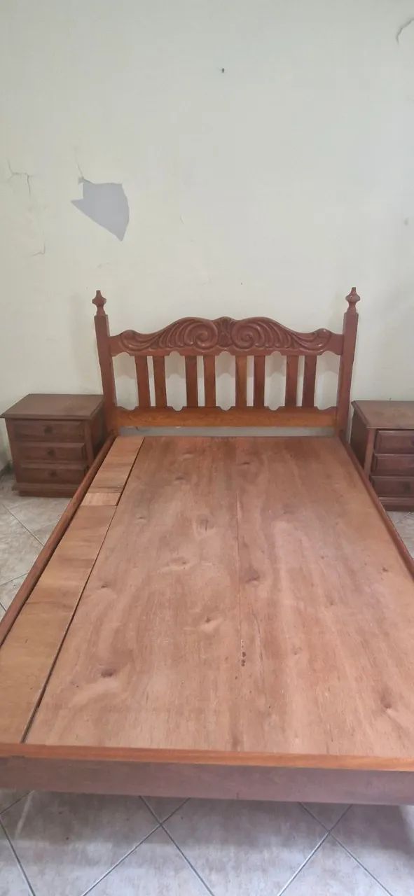 Cama madeira trabalhada