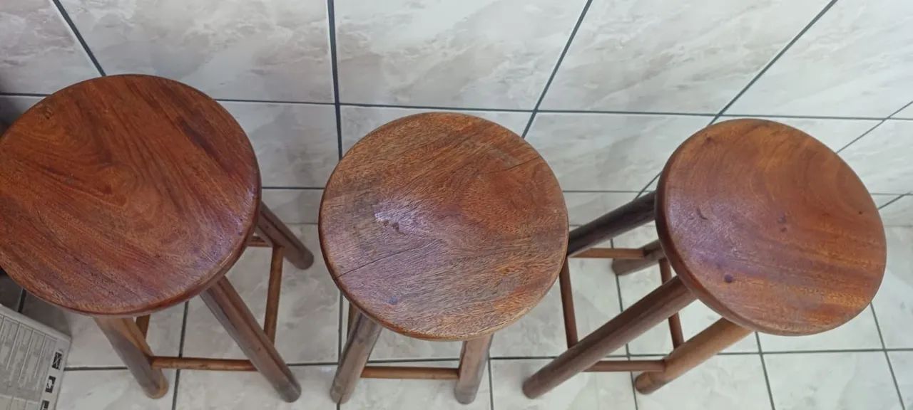 Banquetas de madeira 70cm - resistentes (kit com 3) - Foto 2