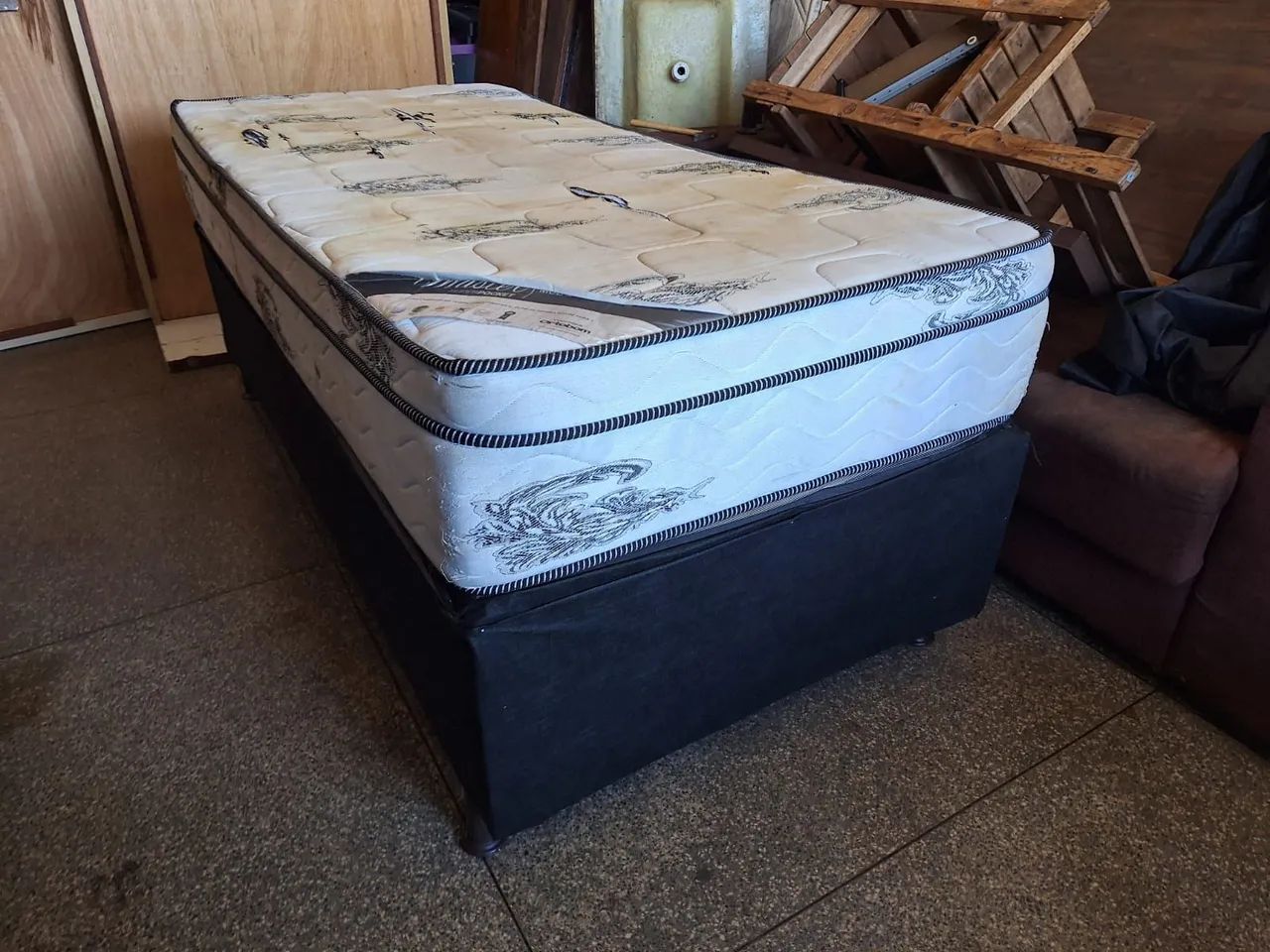 Cama de solteiro com colchão 
