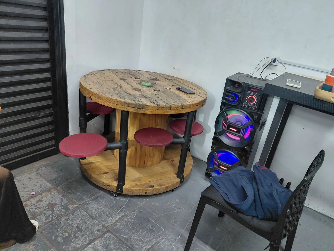 Mesa Rústica de Carretel com Banquetas e Rodinhas - Foto 2