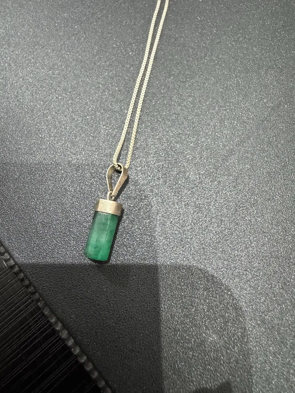 Cordão prata com Pinjente de esmeralda 