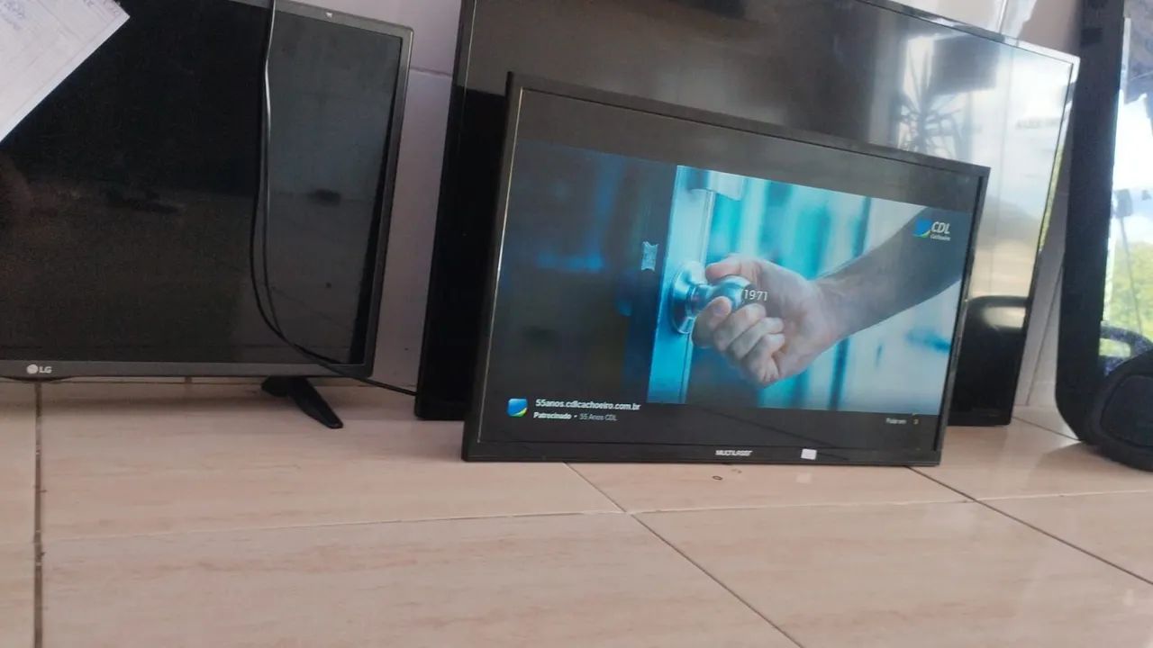 3 TVs  duas de 32 polegadas smart e uma de 50 polegadasphilips smart