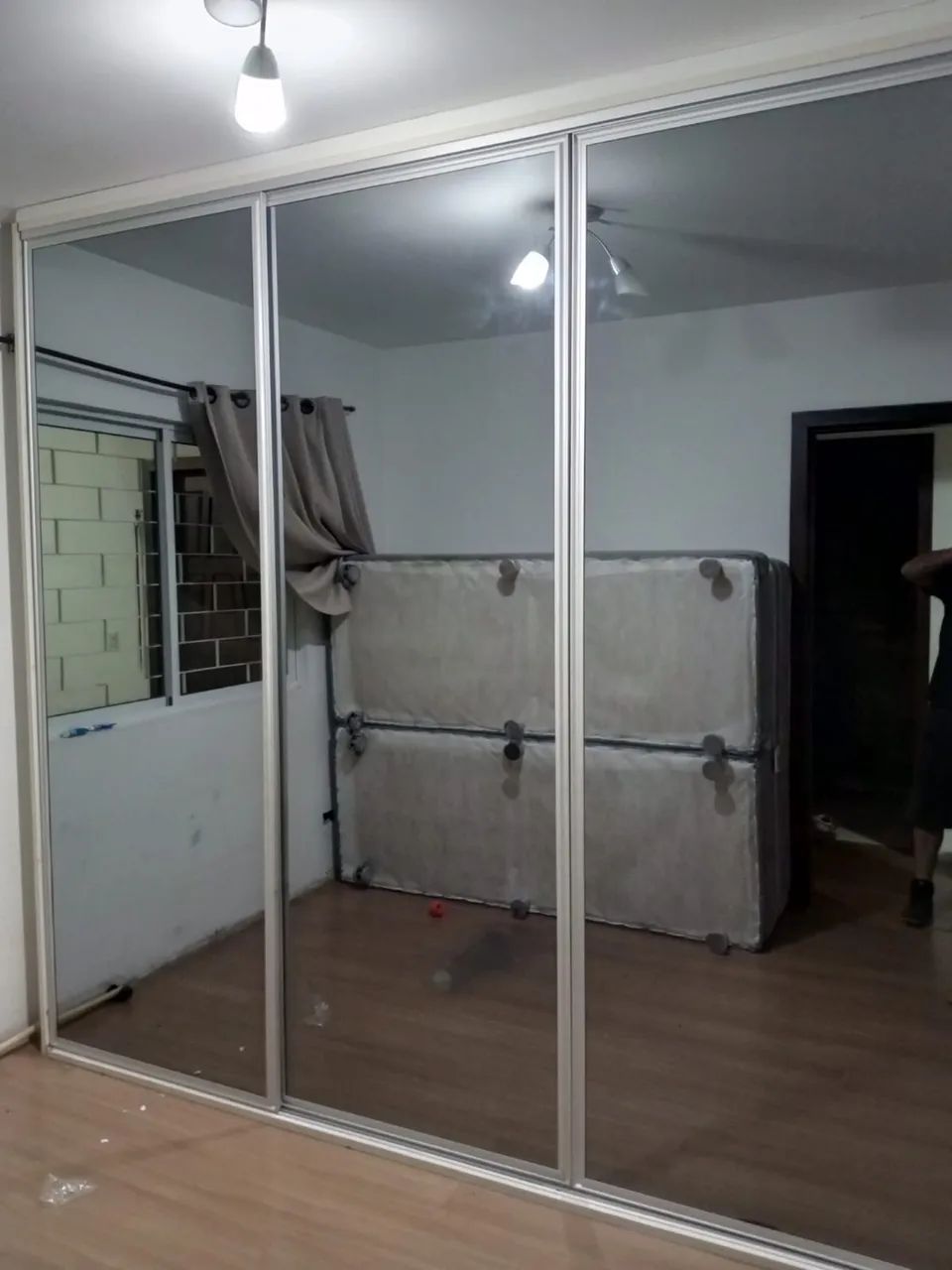 Guarda Roupa grande com espelhos - Foto 4