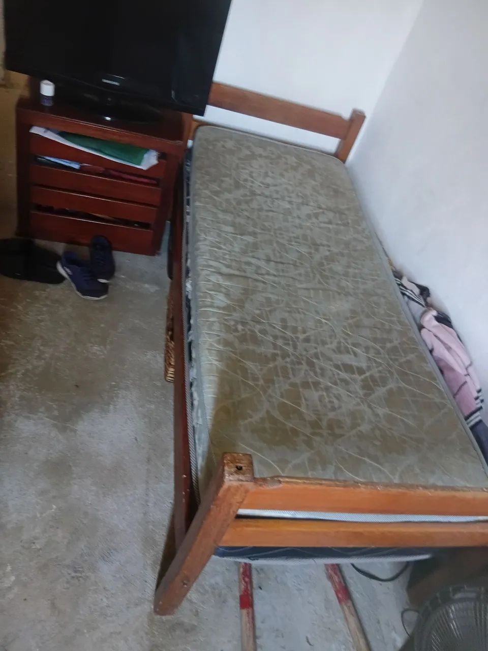 Cama de solteiro de madeira com colchão 