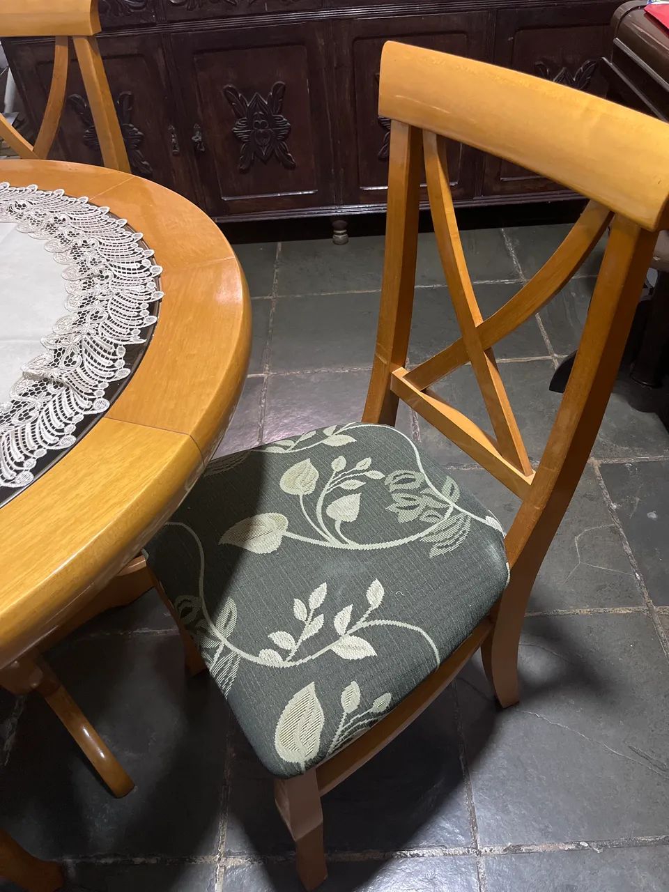 Vendo esta mesa com quatro cadeiras