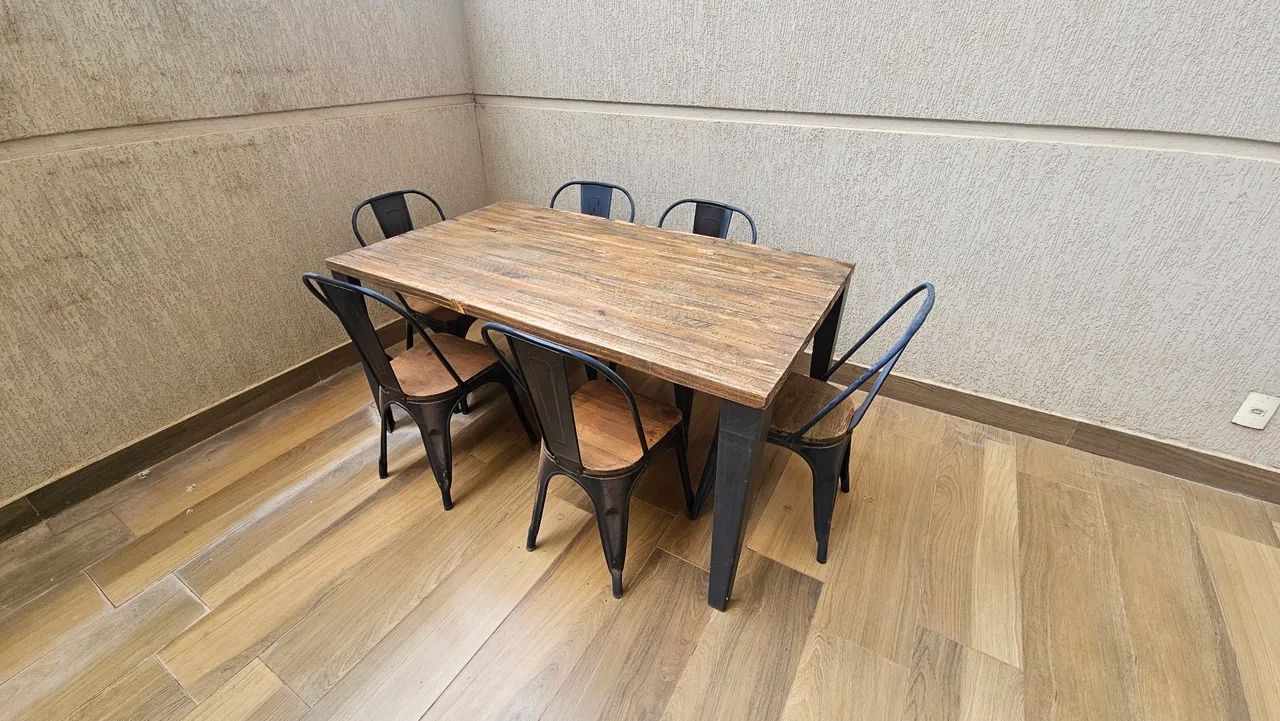 Mesa de madeira maciça e 6 cadeiras
