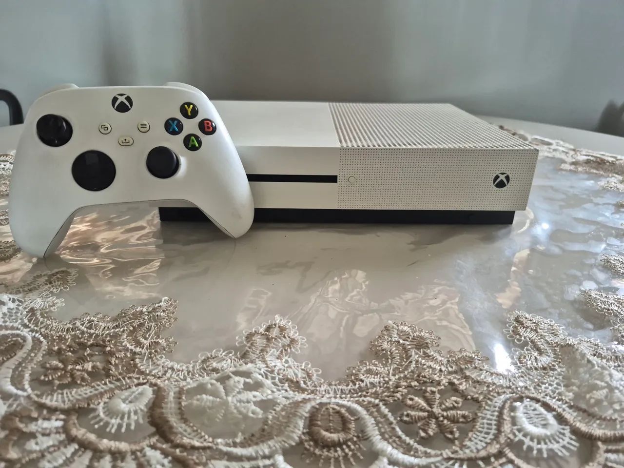 Vídeo Game Xbox One S, com uma manete e 2 jogos.  - Foto 4