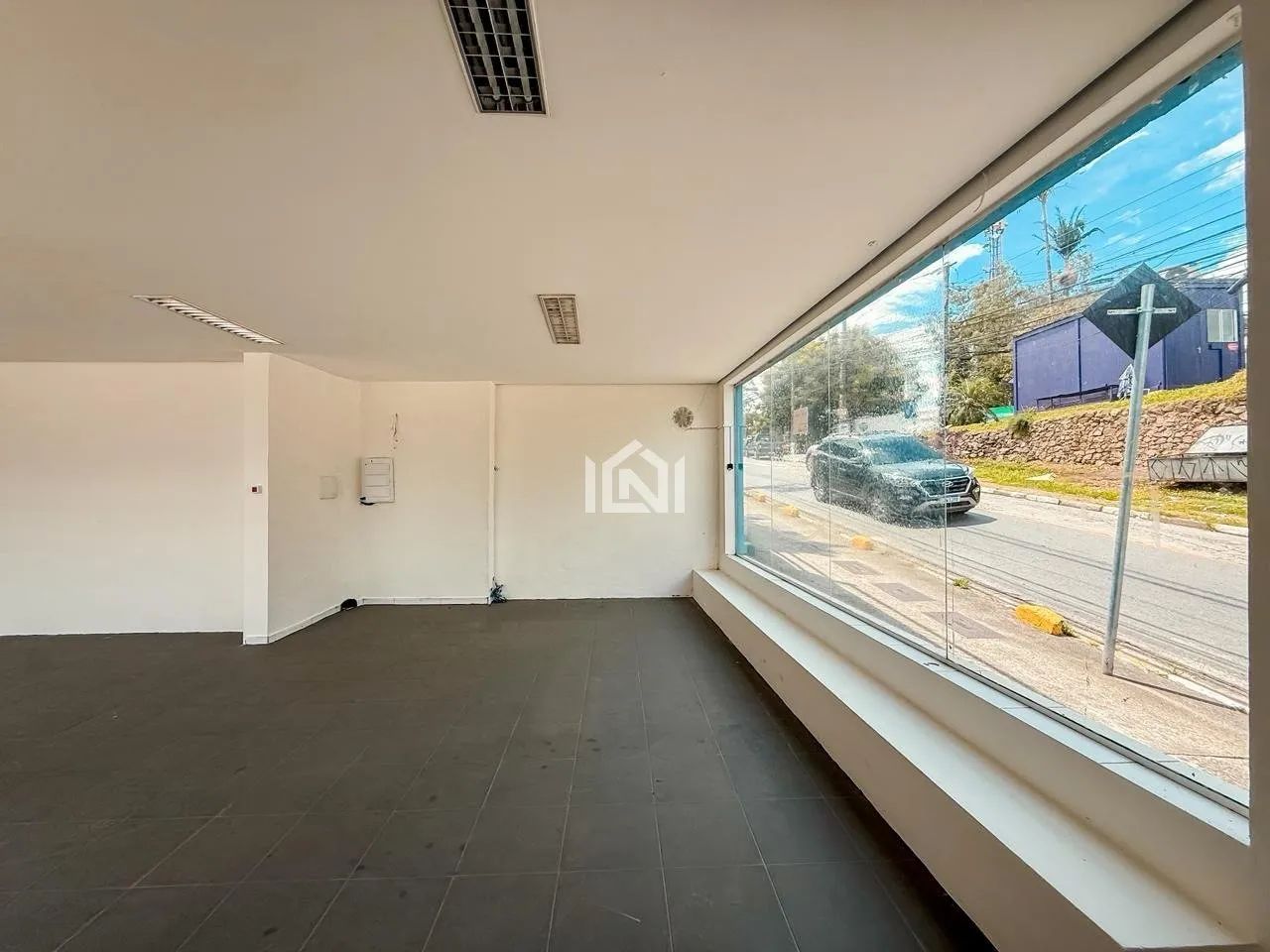 Sala comercial térrea para Locação no miolo da Granja Viana
