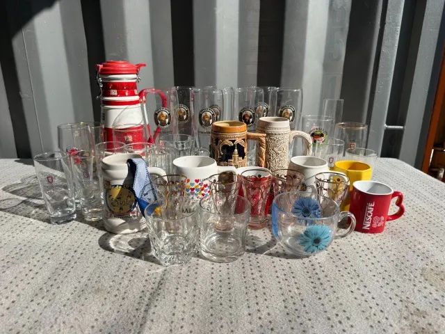 Copos e canecas de cervejas alemãs diversas