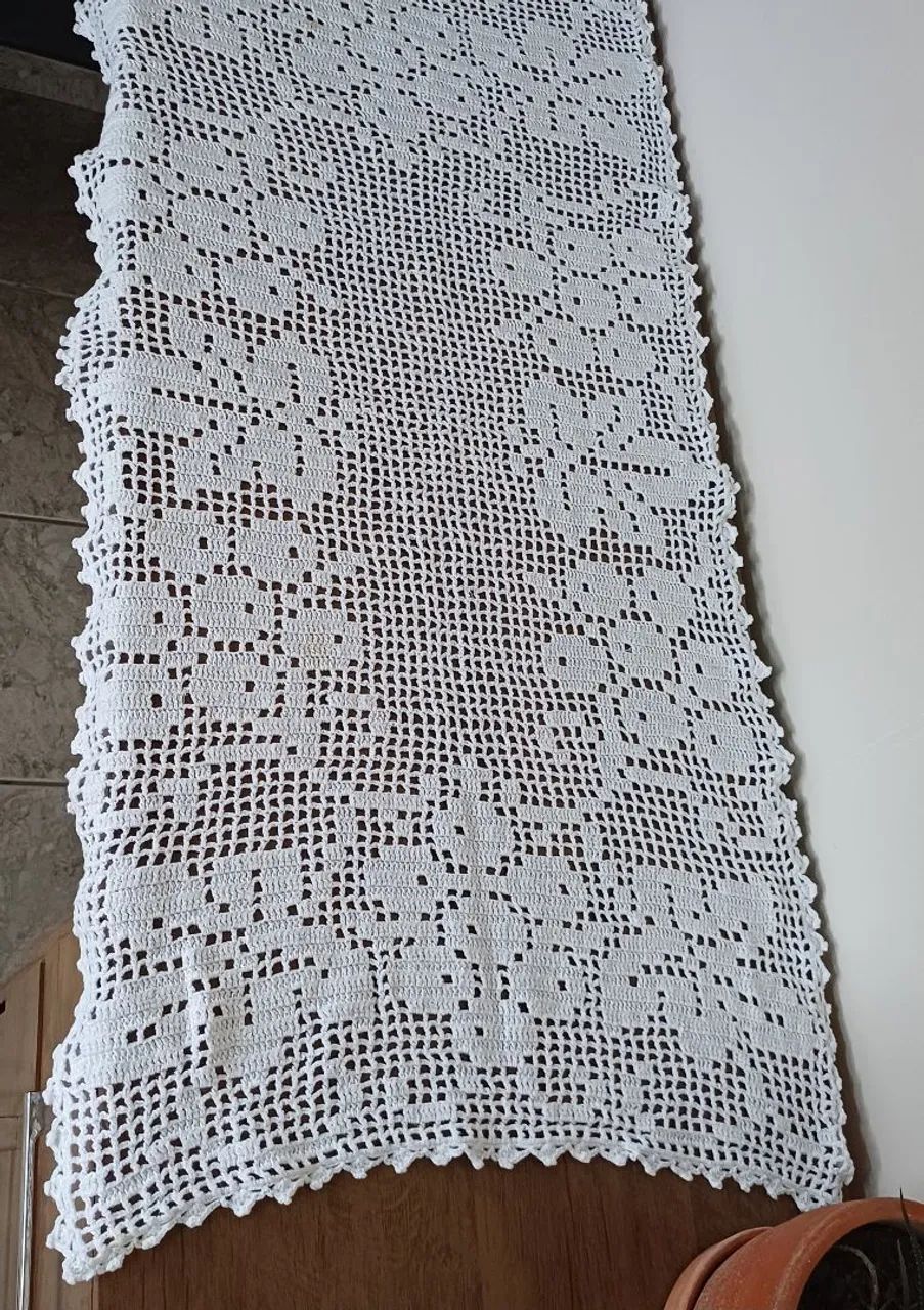 Caminho de mesa  de crochê. 