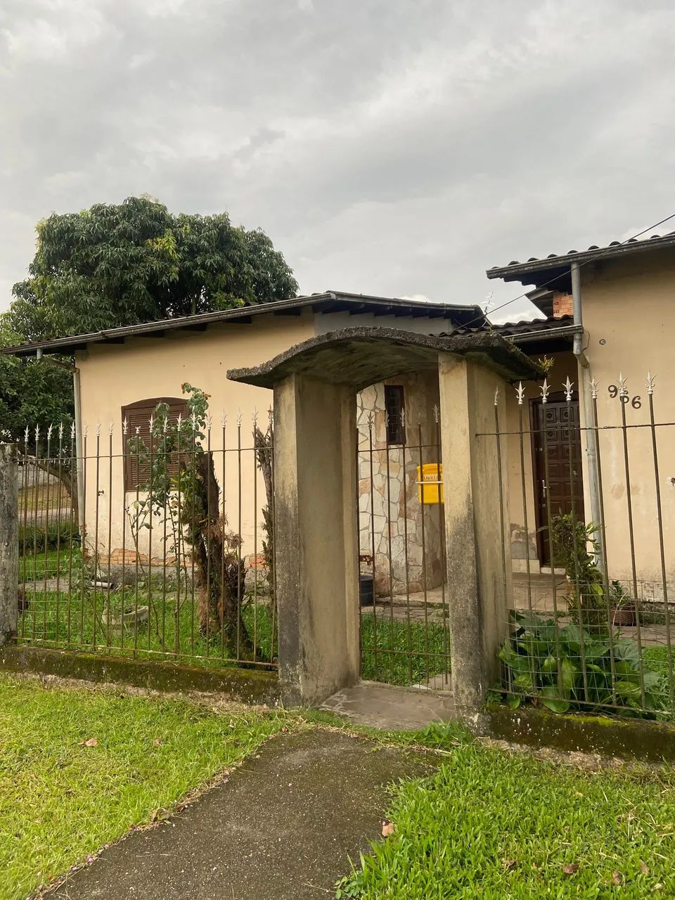 Casa de esquina à venda. 