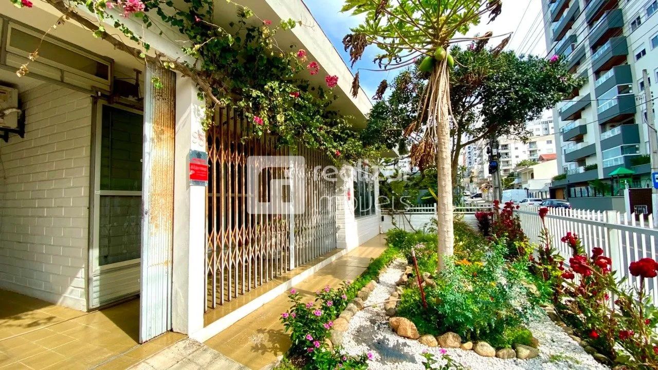 Casa semimobiliada com 3 dormitórios e amplo espaço em Barreiros - São José - Foto 2