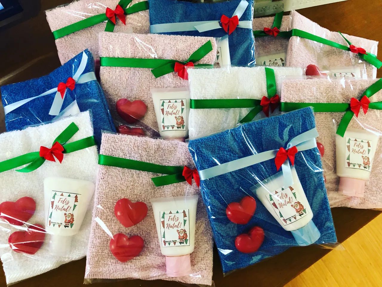 Presente para datas e pessoas especiais - Kit toalha de lavabo, creme de mão e sabonetes  - Foto 2