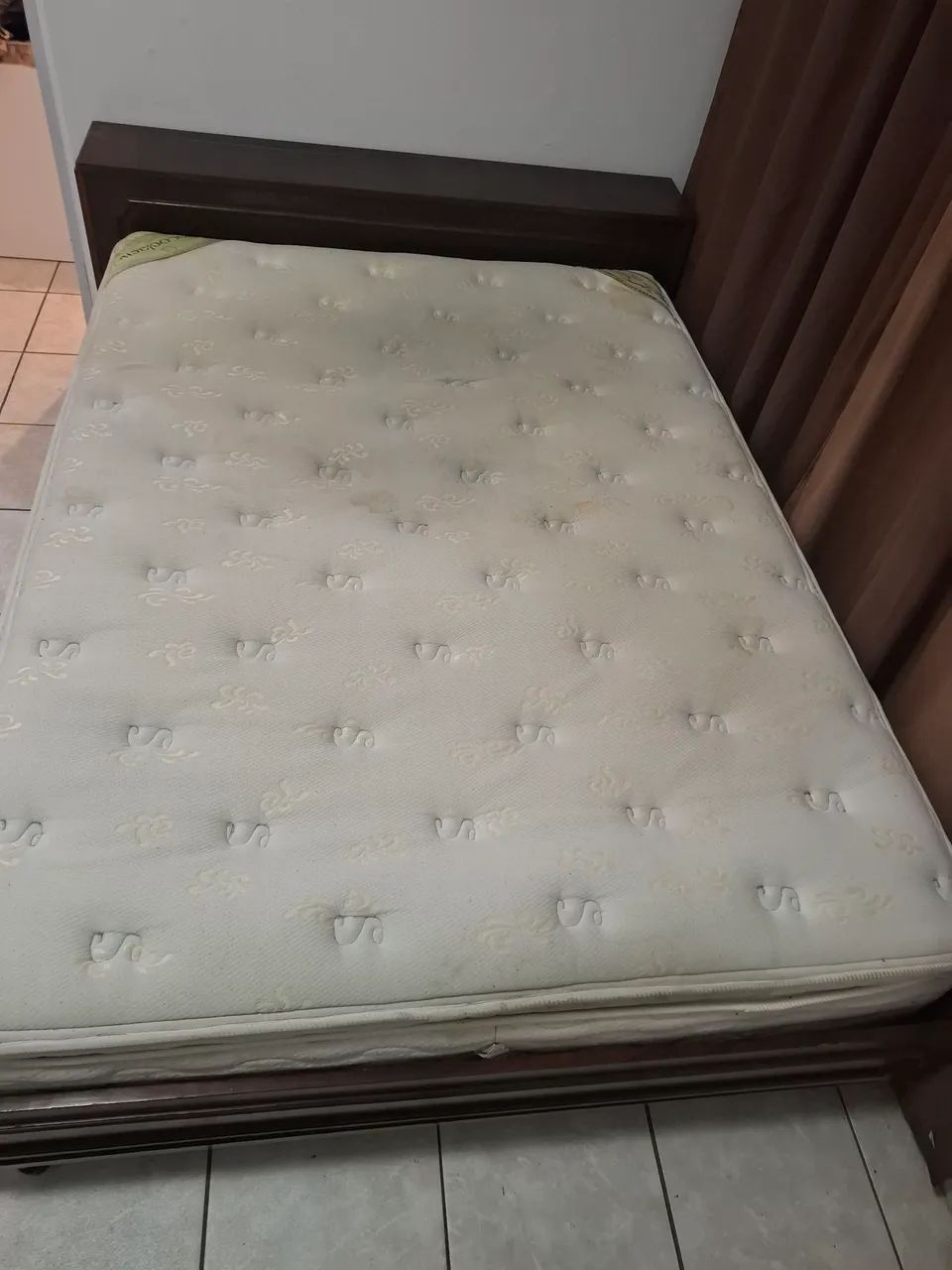 Cama de casal de imbuia com colchão de molas - Foto 2