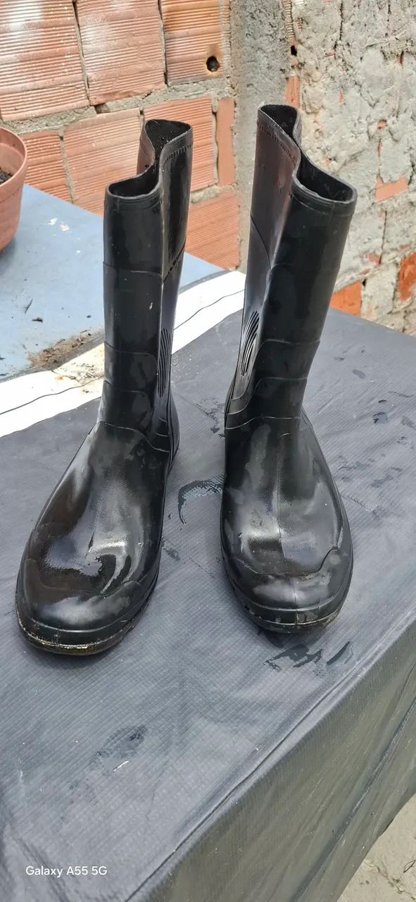 Bota pega forte de borracha 