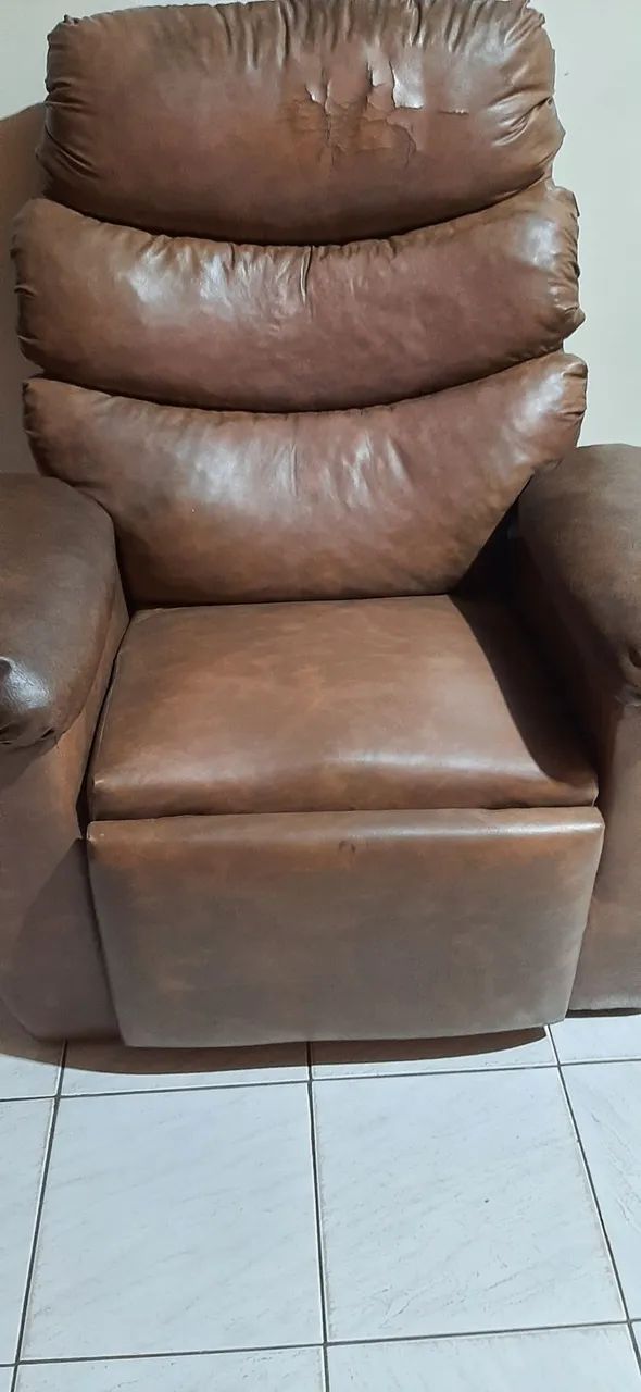 Vendo poltrona em couro legítimo  - Foto 2