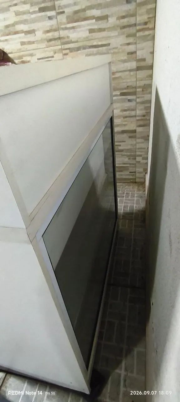 Vendo móveis e lote de roupas para loja - Foto 4