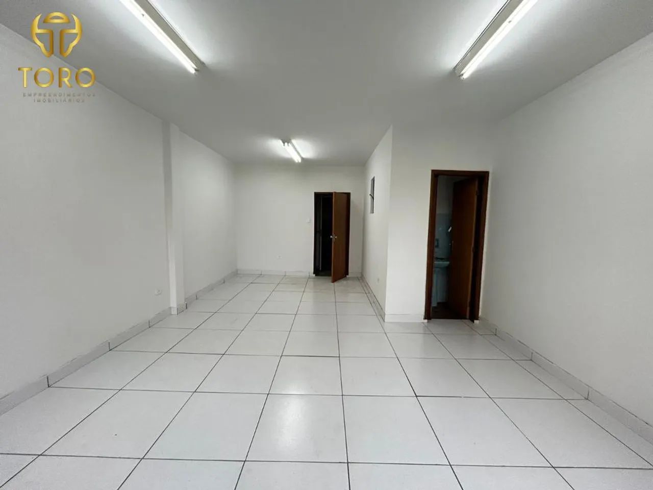 Aluga-se sala comercial na Av Duque de Caixias, 579 - Centro, Maringá - PR. - Foto 2