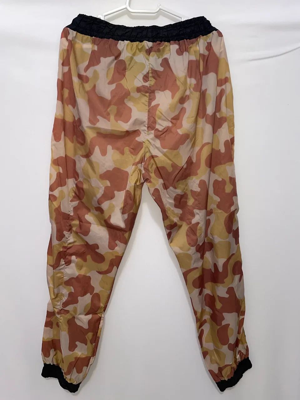 Calça vintage de náilon camuflada  - Foto 4