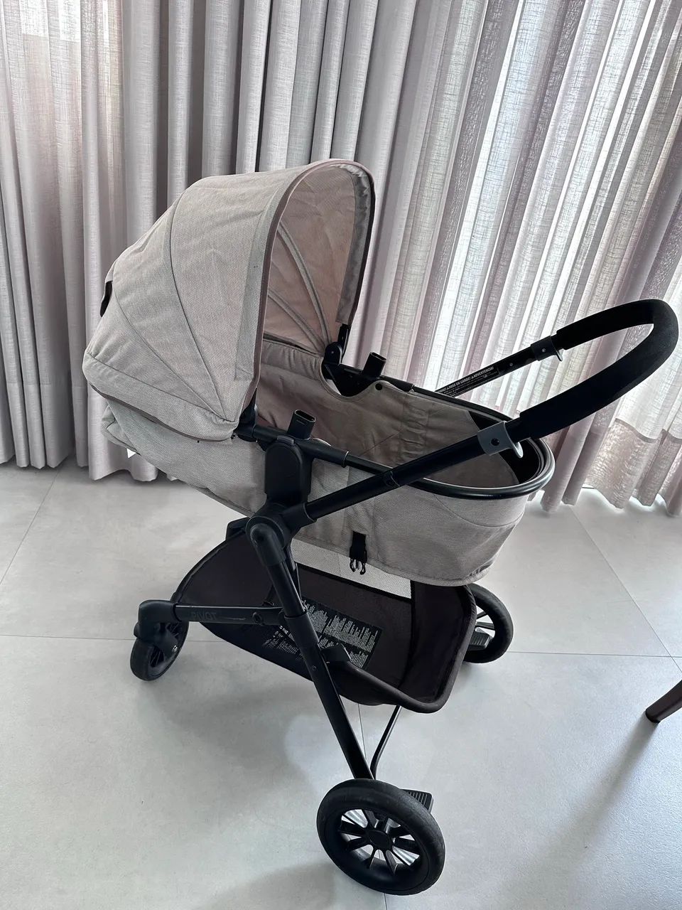 Carrinho de bebê e bebê conforto evenflo pivot