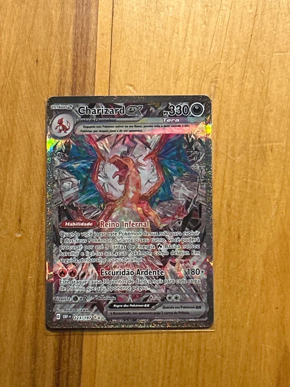 Carta Pokémon Charizard (223/197)