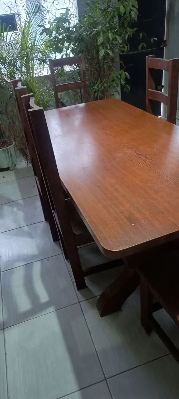 Mesa de madeira com 6 cadeiras 