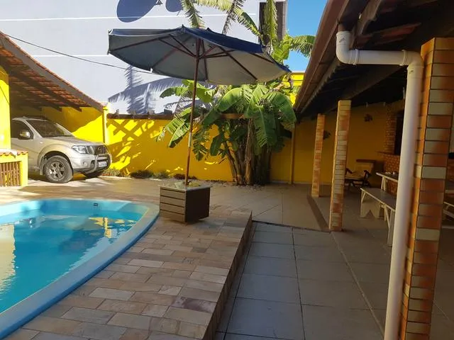 Casa com piscina em Guaratuba, três quartos e churrasqueira
