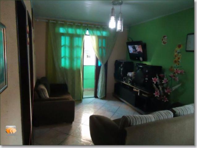 Casa 2/4 sendo 1 suíte, banheiro social, ampla sala com detalhes em textura