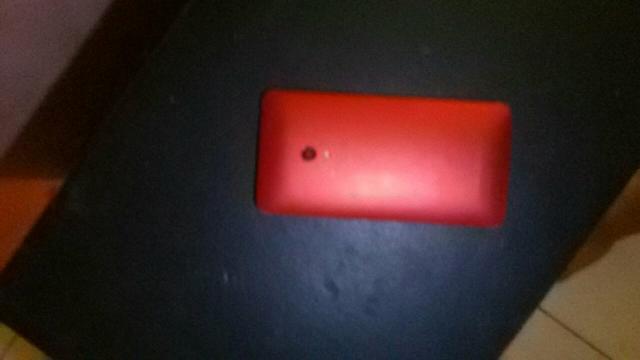 Celular e caixa de som (12 polegadas)