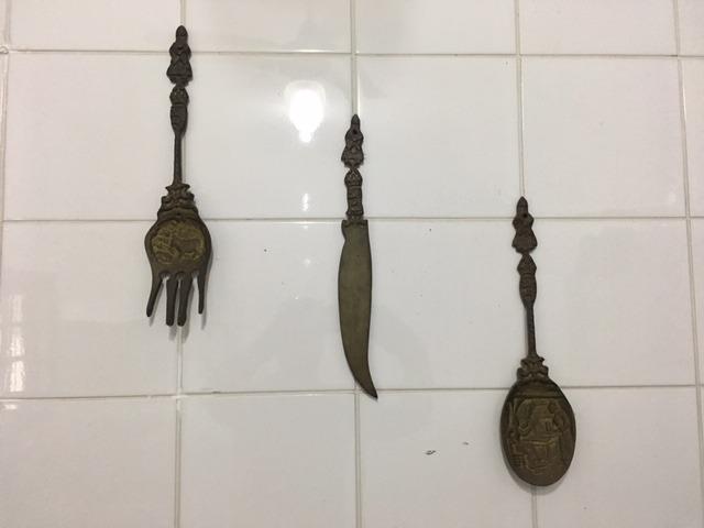 Jogo de talheres decorativos vintage em metal maciço