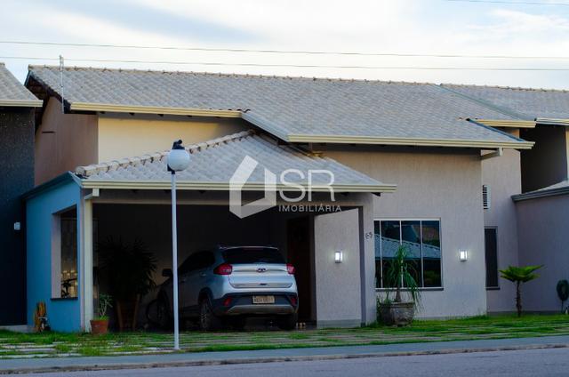 Casa mobiliada no condomínio Alberto Jaquier, com 03 suítes