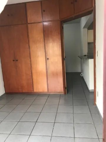 Kitnetão amplo - Centro com garagem - Foto 2