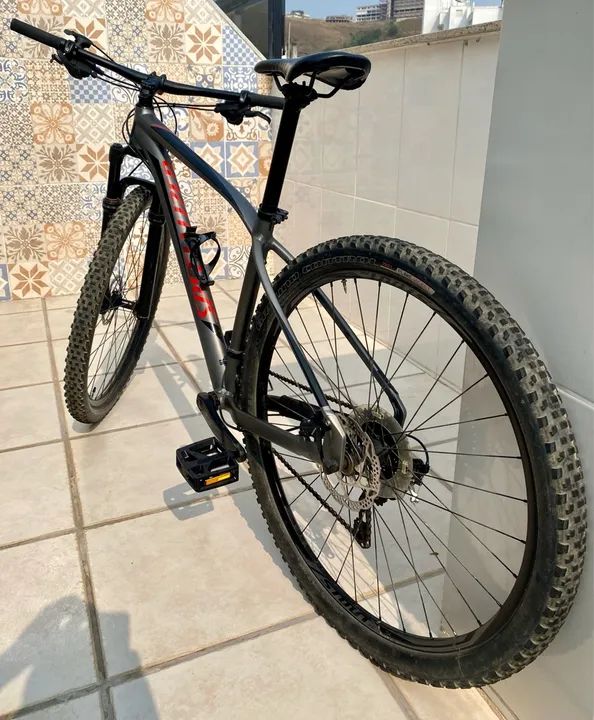 BICICLETA SPECIALIZED ROCKHOPPER 2018 AROS 29 OTIMO ESTADO  - Foto 4