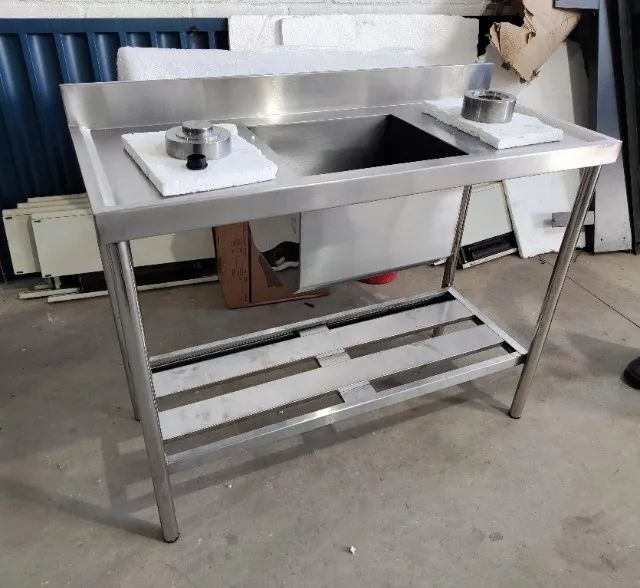 Pia de inox de 1 metro e 20 de comprimento.