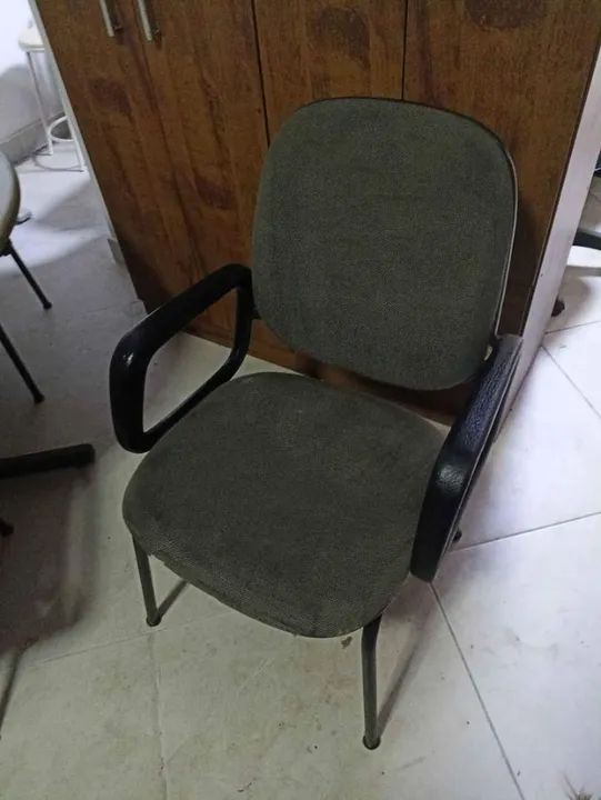Mesa Redonda Cinza (1,20 diâmetro) com 4 Cadeiras - Foto 2