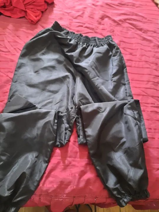 Calça de Cetim Preta  P veste 36 ao 40 - Foto 2