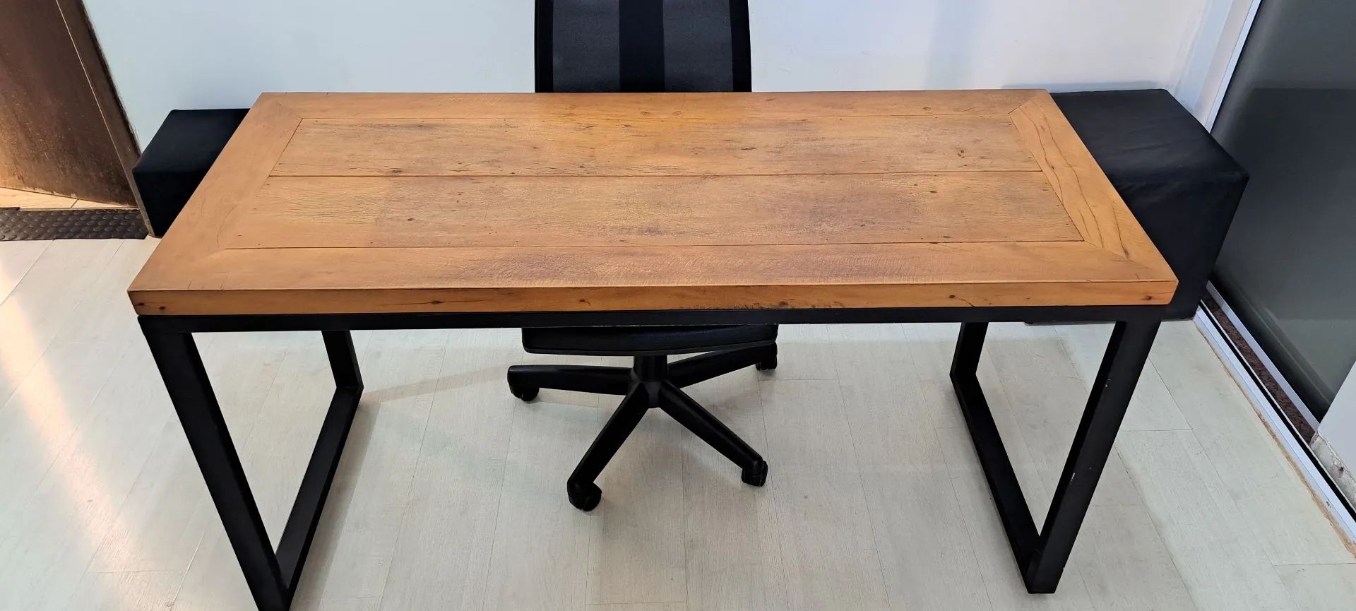 Mesa de escritório estilo industrial com tampo em madeira de demolição - Foto 2