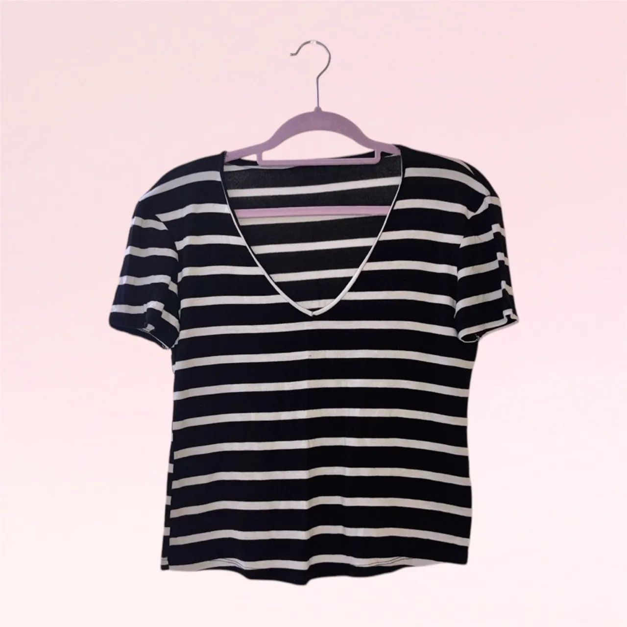 Camiseta listrada preta e branca