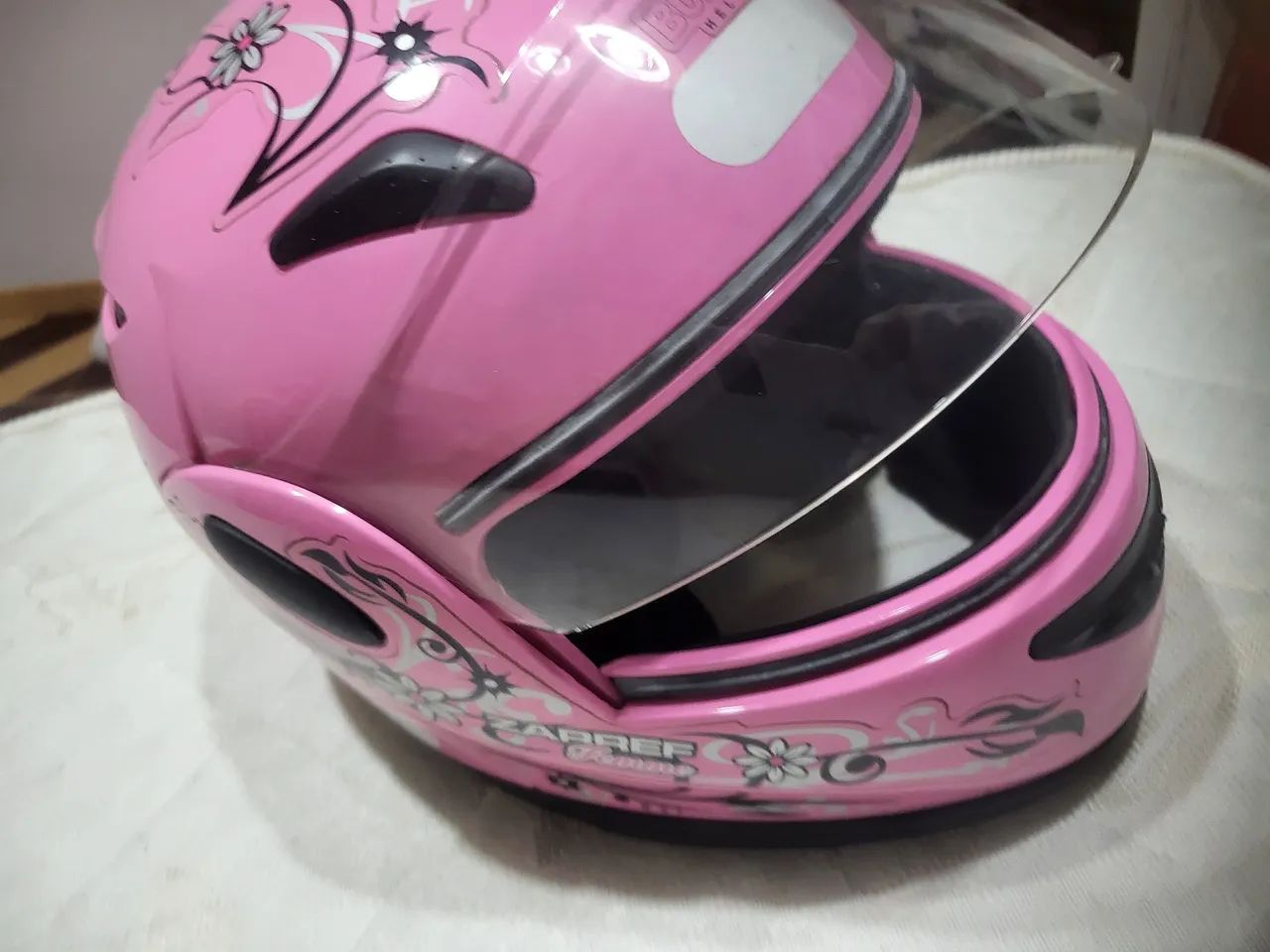 Capacete Rosa com Design Feminino - Bullitz - Foto 3
