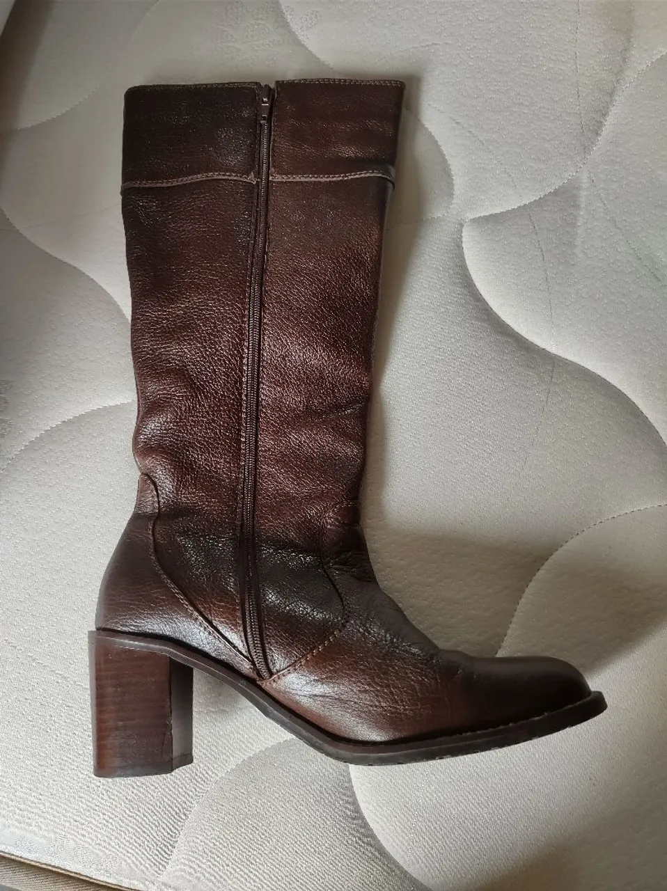 Bota de couro marrom