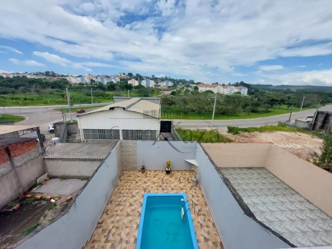 Casa Venda 3 Dormitórios com Piscina e Ponto Comercial 186m²
