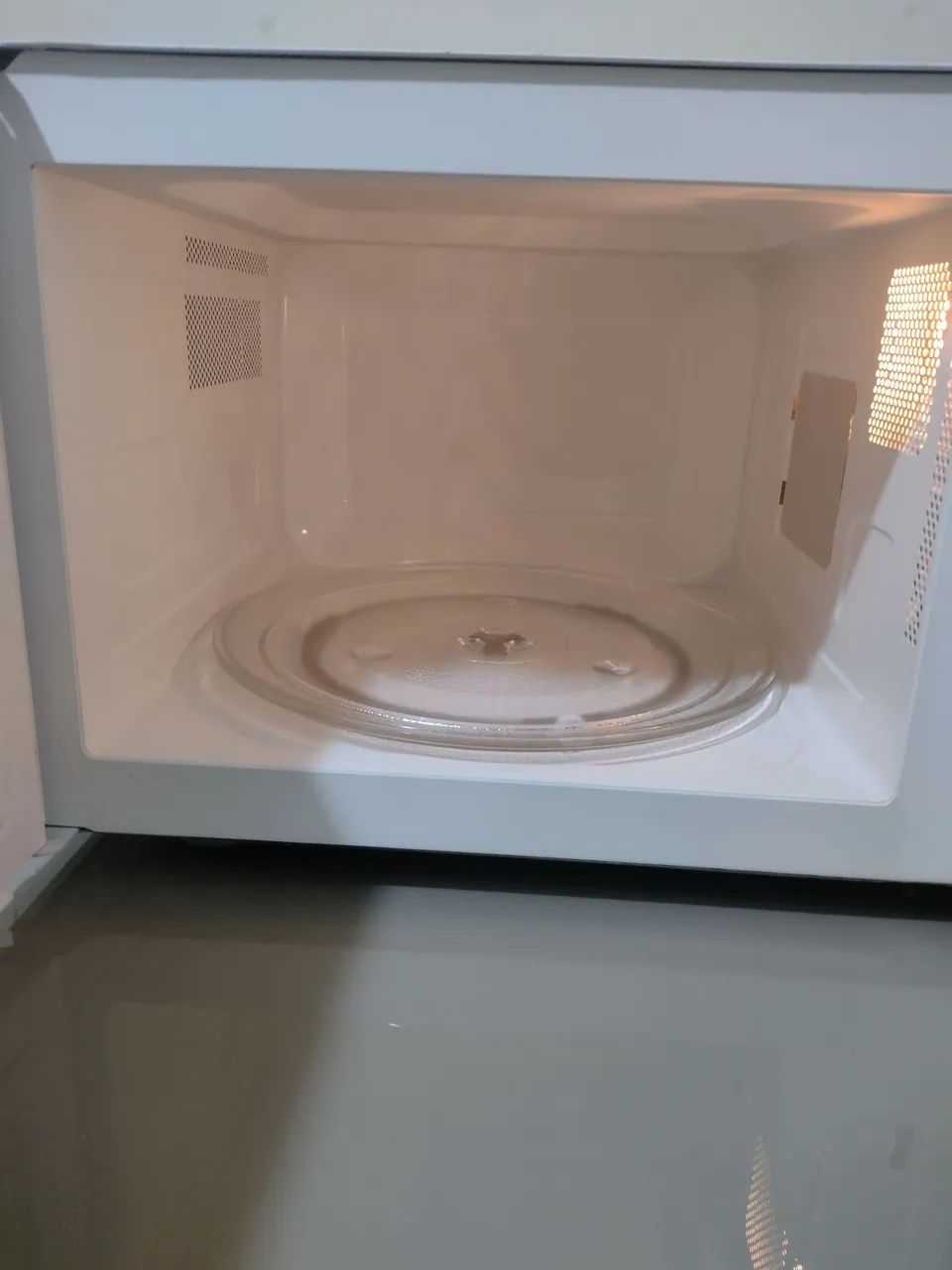 Microondas Midea 30 litros, Espelhado, funcionando perfeitamente  - Foto 2