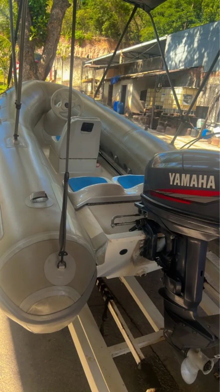 Bote inflável outlander com motor de 25 junto com a carretinha