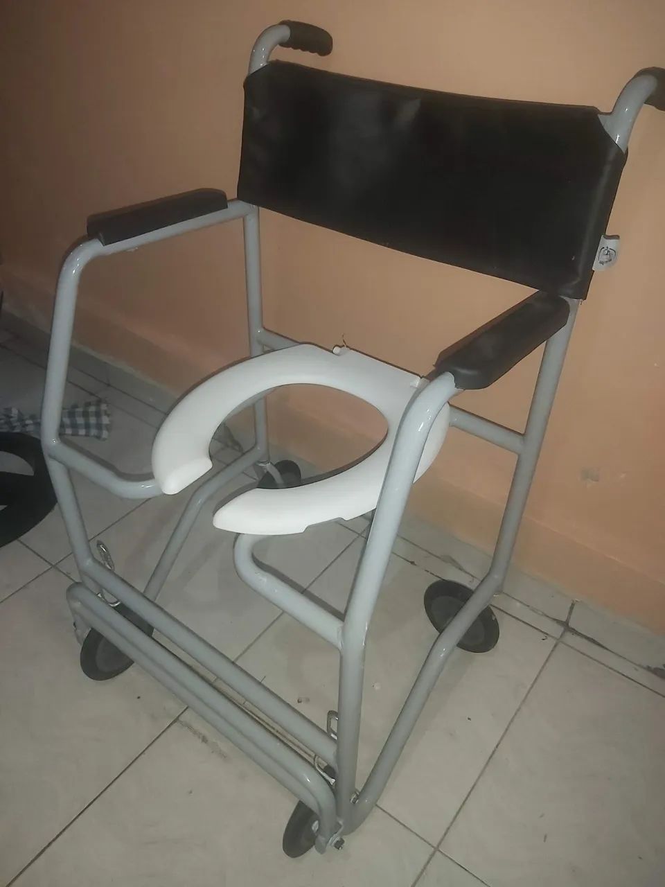 Cadeira de Rodas com Assento Sanitário - Foto 3