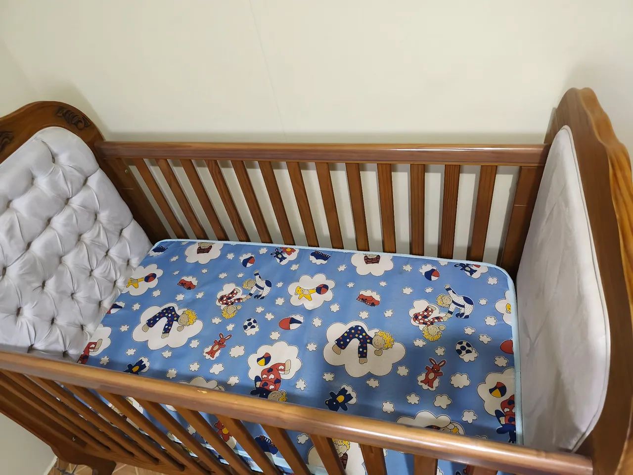 Berço Cama Luis XVII Capitonê - Mel Antique - Foto 6